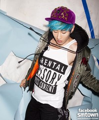 Eunhyuk mengubah warna rambutnya menjadi biru. (SME)