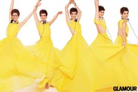 Senyum lebar Anne Hathaway dalam majalah Glamour. (dok. Glamour).