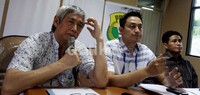 Kasubid Pelatnas Christian Hadinata (kiri) didampingi oleh Kasubid Humas dan Social Media Ricky Soebagja (tengah) dan Kasubid Pembangunan M Basri (kanan) saat mengumumkan nama-nama atlet yang mendapat promosi dan degradasi tahun 2013 di Pelatnas PBSI Cipayung, Jakarta.