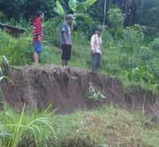 Tebing Retak 150 Meter, Belasan KK di Pacitan Mengungsi