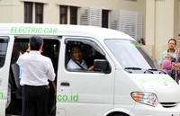     Dirut PT Perusahaan Listrik Negara (PLN) Nur Pamudji menjajal mobil listrik Elvi Ravi. Mobil listrik yang disiapkan sebagai angkot.  Humas PLN.