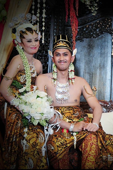 Rini Rachmawati & Glene Ananta R Adat Jawa (dok. Wolipop)