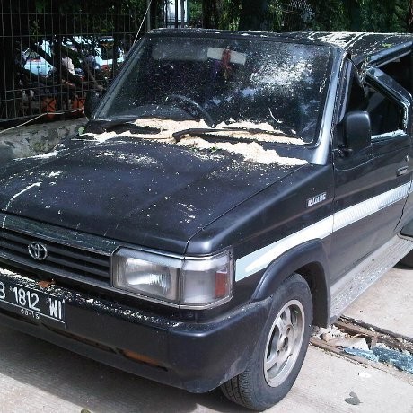 Mobil Kijang yang Tertimpa Pohon Tumbang di Kalibata Ringsek