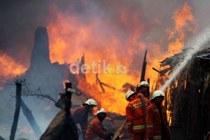 Kebakaran Landa Ruko di Pasar Baru, 20 Unit Mobil DPK Dikerahkan