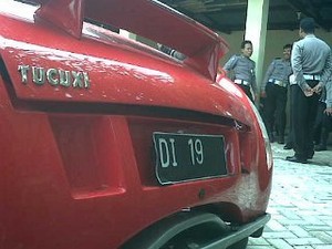 Pelat DI 19, Aksesoris Seperti Menempel Nama Mick Jagger