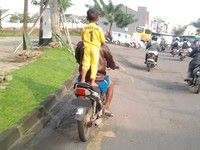 Helmnya mana Bruce Lee? (Foto Sutriyono)