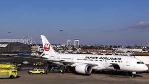 Pesawat Boeing Dreamliner Mengeluarkan Asap di Boston