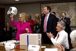 Kembali Ngantor, Hillary Clinton Dihadiahi Helm