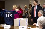 Kembali Ngantor, Hillary Clinton Dihadiahi Helm