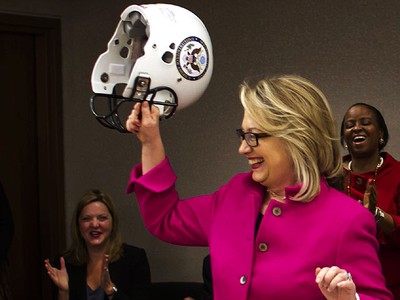 Kembali Ngantor, Hillary Clinton Dihadiahi Helm