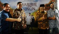 (Ki-ka) Bendahara Umum PD Sartono, Ketum PD Anas Urbaningrum, mantan Presiden BJ Habibie, dan sutradara film 'Habibie & Ainun' Faozan Rizal berfoto bersama. Ramses/detikFoto.