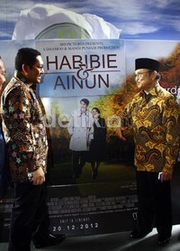 Ketum PD Anas Urbaningrum berbincang dengan mantan Presiden BJ Habibie di depan poster film 'Habibie & Ainun' sebelum nonton di Rasuna Epicentrum XXI, Jakarta. Ramses/detikFoto.