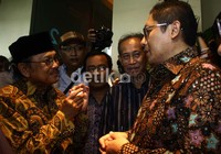 Ketum PD Anas Urbaningrum menyambut mantan Presiden Habibie saat tiba di gedung Epicentrum XXI, Rasuna said, Jakarta. Ramses/detikFoto.