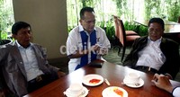     Ruhut Sitompul (tengah) dan Ahmad Mubarok (kanan) juga ikut menonton film 'Habibie & Ainun'. Ramses/detikFoto.