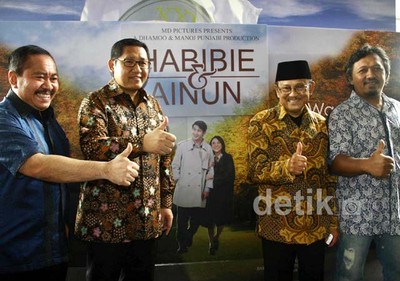 Petinggi Demokrat Nonton Habibie & Ainun