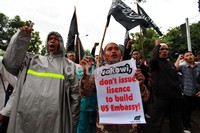 Hujan tidak menyurutkan massa Hitzbut Tahrir Indonesia (HTI) untuk berdemo di depan Balai Kota Jakarta.