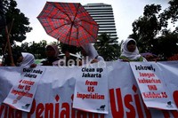 Dalam aksinya mereka menolak pembangunan Kedubes Amerika Serikat.