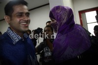 Neneng Sri Wahyuni berbincang dengan Nazaruddin yang juga suaminya sebelum memberikan kesaksian. Ramses/detikFoto.