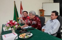 Ketua Umum Partai Bulan Bintang (PBB) MS Kaban (tengah) dan 8 partai kecil yang tidak lolos ke Pemilu 2014 mengadakan pertemuan di kantor pusat PBB di Jakarta, Selasa (8/1/2013).
