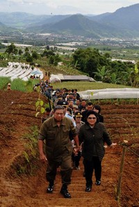 SBY turut ditemani ibu negara mendaki kawasan Taman Nasional Gunung Gede Pangrango. Rusman/Setpres.