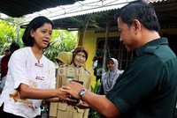 Putri sulung Sri Sultan Hamengku Buwono X, Gusti Kanjeng Ratu (GKR) Pembayun menyerahkan bibit pohon untuk ditanam di kawasan Dusun Tunggularum.