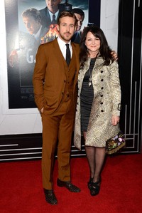 Ryan Gosling hadir bersama sang ibu. Jason Merritt/Getty Images.