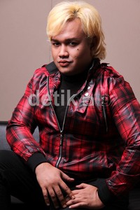 Ia tak mau banyak berbicara dan lebih membiarkan opini negatif itu muncul.