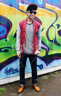 Kacamata hitam dan topi pun melengkapi gayanya saat tampil di acara DahSyat. Gusmun/detikHOT.