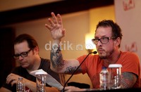 Sebelum jumpa pers berakhir, kedua personil Weezer membuat pesawat terbang dari kertas dan menerbangkannya ke arah rekan-rekan media.
