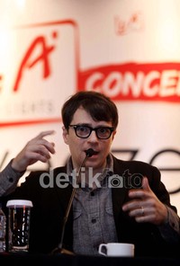 Weezer juga mengaku sangat bangga dan ramah akan keramah tamahan orang Indonesia.
