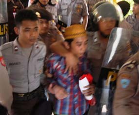 Sidang Pembunuhan Mahasiswi di Situbondo Diwarnai Caci Maki
