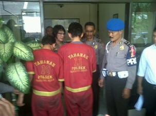 Dua Bandit Butuh Dua Menit Pecahkan Kaca Mobil Tanpa Suara