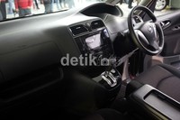 Pintu geser elektrik yang lebih lebar dan intelligent key, memberikan kemudahan untuk keluarga masuk ke kabin.