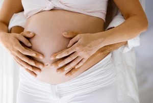 Perut Membesar, Wanita Hamil Lebih Cocok Nyamping Saat Bonceng Motor