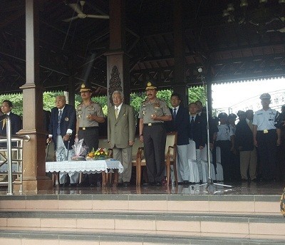 Hujan Makin Deras, Satpam Peserta HUT ke-32 Berhamburan Cari Tempat Berteduh