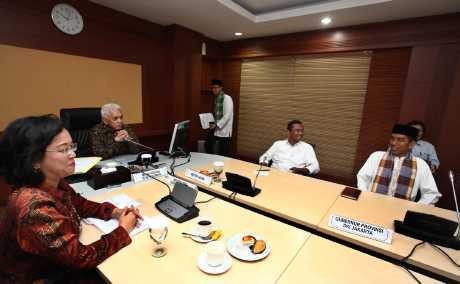 Berpakaian Betawi, Jokowi Bahas MRT Bersama 3 Menteri