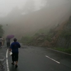 Hujan Deras, Eskavator Masih Bersihkan Longsoran di Puncak