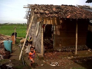 Belasan Rumah Rusak Diterpa Puting Beliung di Semarang