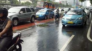 Bahaya! Lubang Gorong-gorong Menganga di Tengah Jl Gatsu