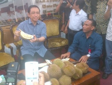 Crash! Marzuki Alie Belah Duren dengan Golok di DPR