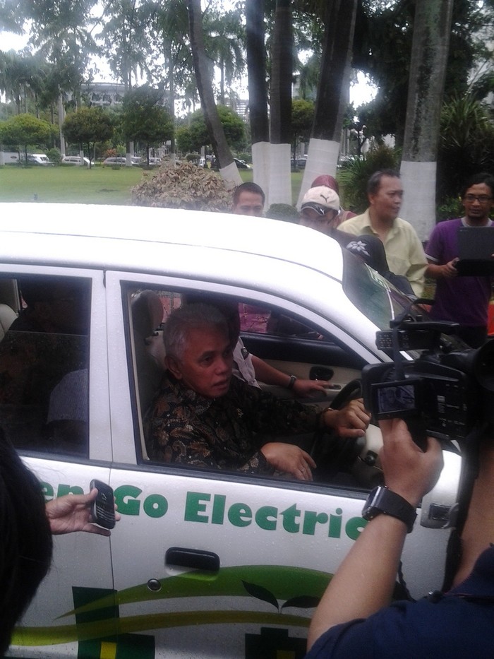 Hatta Juga Ikutan Beli 1 Mobil Listrik Made In Depok