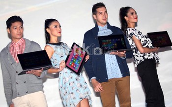 IdeaPad Yoga 13 adalah salah satu anggota keluarga baru perangkat convertible Lenovo yang didesain untuk Windows 8 yang mengubah cara orang menggunakan PC dan mendefinisi ulang masa depan komputasi mobile.