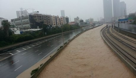 Cuaca Buruk & Banjir Lumpuhkan Tel Aviv Israel