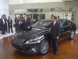 Lexus LS, Mobil untuk Bos Besar