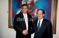 Le Luong Minh (kanan) menjadi Sekjen ASEAN menggantikan Surin Pitsuwan (kiri).