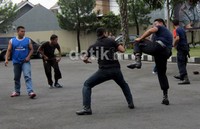 Anggota satpam pun, hanya bisa mengantongi tongkat dan borgol tanpa dipersenjatai senapan dalam  melakukan pengaman, kemampuan bela diri ini salah satu  yang harus dimiliki para satpam. Kristiadi/detikfoto