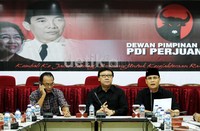 (Ki-ka) Ketua Panitia Nasional HUT ke-40 PDIP Nusyirwan Soejono, Sekjen DPP PDIP Tjahjo Komulo, dan sekretaris panitia Ahmad Basarah memberikan keterangan pers di kantor DPP PDIP, Jakarta. Ramses/detikFoto.