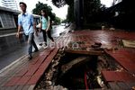 Lubang Menganga di Pedestrian Jalan Gatot Subroto
