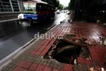 Lubang Menganga di Pedestrian Jalan Gatot Subroto