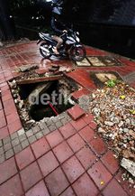 Lubang Menganga di Pedestrian Jalan Gatot Subroto
